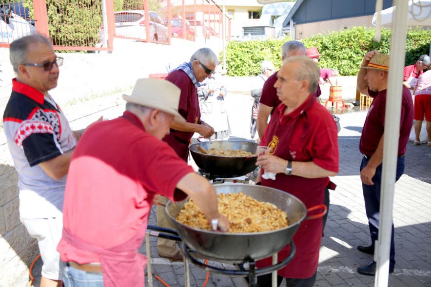 Fiesta de la Vendimia 2018 - Imagen de unas personas cocinando unas migas.