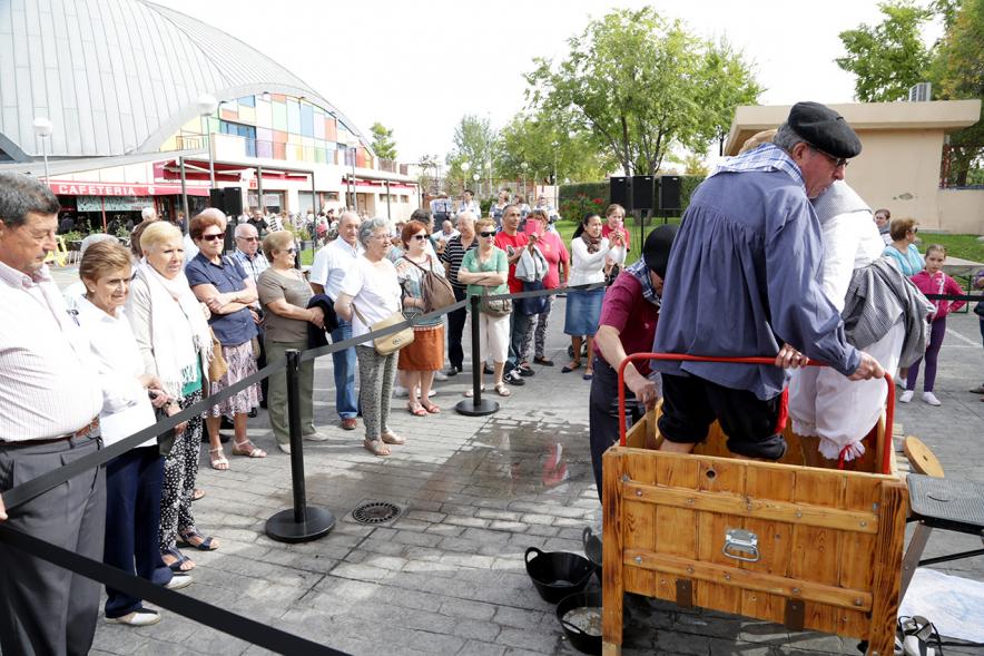 Pisada de la Uva en la Fiesta de la Vendimia de la Casa de Castilla La Mancha -   Pisada de uvas y los espectadores.  