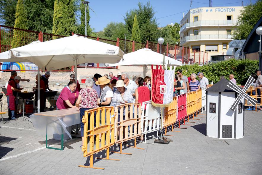 Fiesta de la Vendimia 2018 - Imagen de personas preparando el espacio antes del reparto de migas.