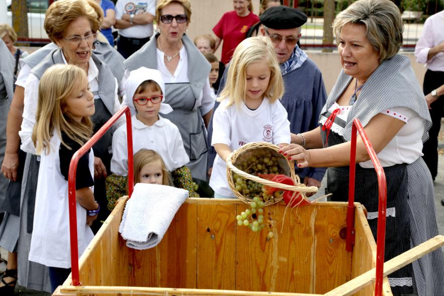 Pisada de la Uva en la Fiesta de la Vendimia de la Casa de Castilla La Mancha -  Los niños y la pisada.