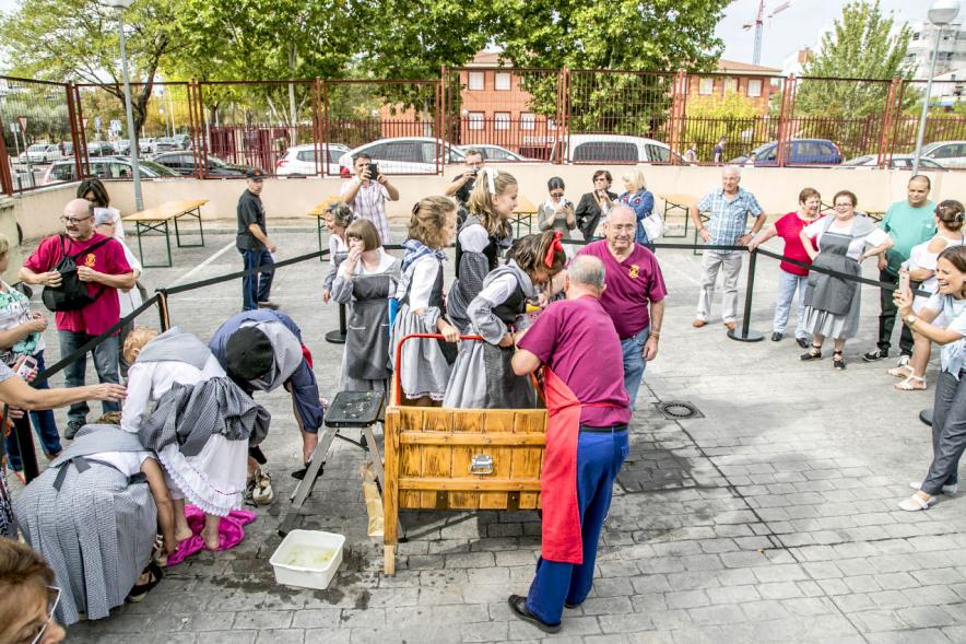 Fiesta de la Vendimia y Reparto de Migas Casa de Castilla la Mancha 2017 -  Pisando las uvas.