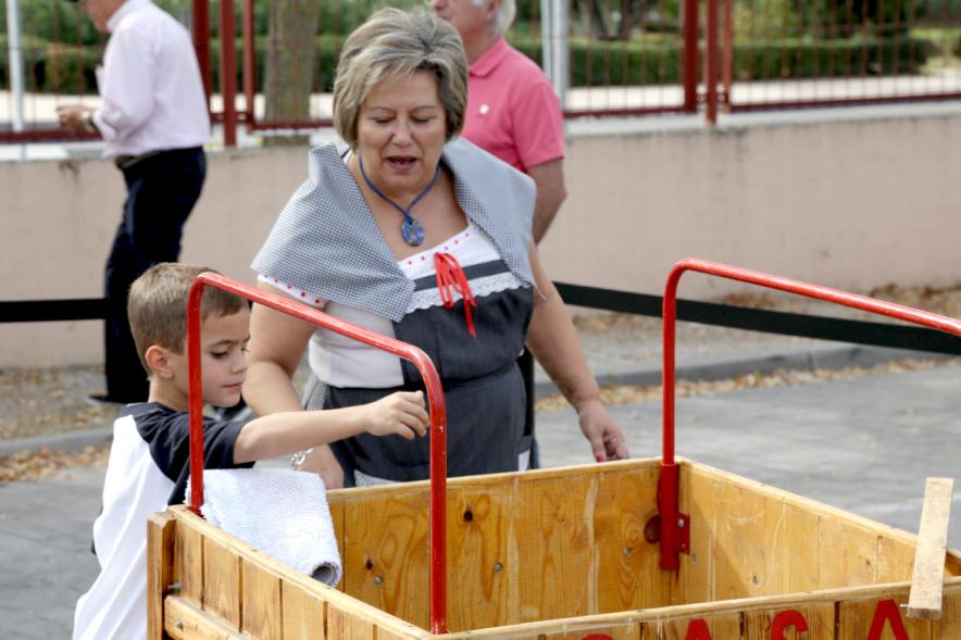 Pisada de la Uva en la Fiesta de la Vendimia de la Casa de Castilla La Mancha - Los niños y la pisada.