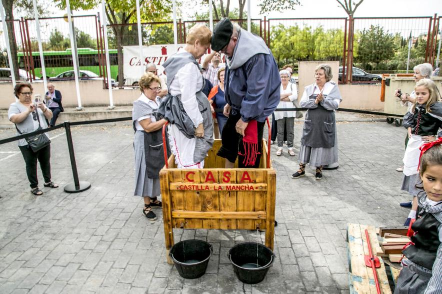 Fiesta de la Vendimia y Reparto de Migas Casa de Castilla la Mancha 2017 - Pisando las uvas.