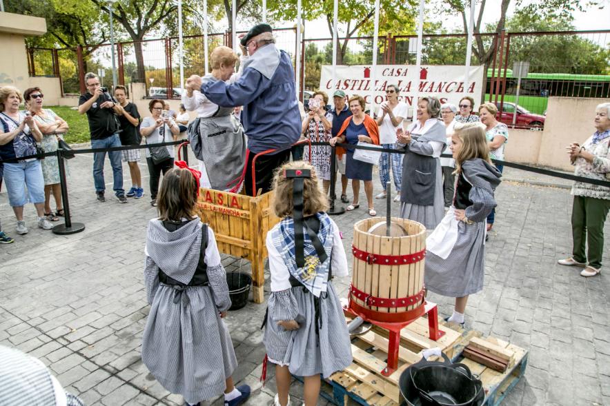 Fiesta de la Vendimia y Reparto de Migas Casa de Castilla la Mancha 2017 - Tradicional pisado de uvas.