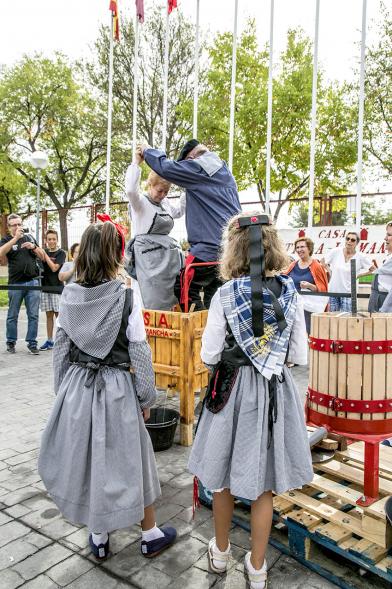 Fiesta de la Vendimia y Reparto de Migas Casa de Castilla la Mancha 2017 - Primer plano de dos niñas con el traje regional.