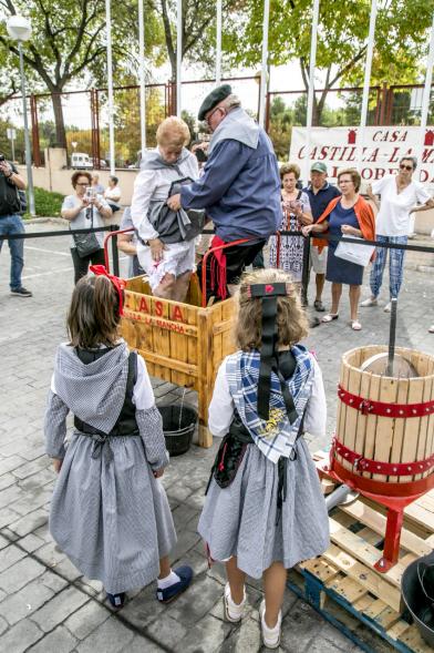Fiesta de la Vendimia y Reparto de Migas Casa de Castilla la Mancha 2017 - Primer plano de dos niñas con el traje regional.