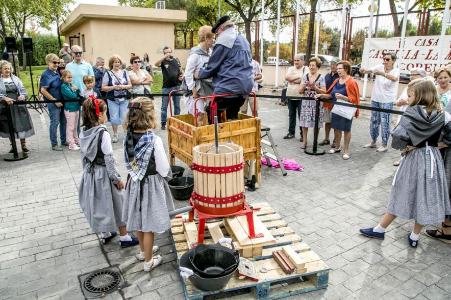 Fiesta de la Vendimia y Reparto de Migas Casa de Castilla la Mancha 2017 - Imagen global de los vendimiadores, las niñas y el público.