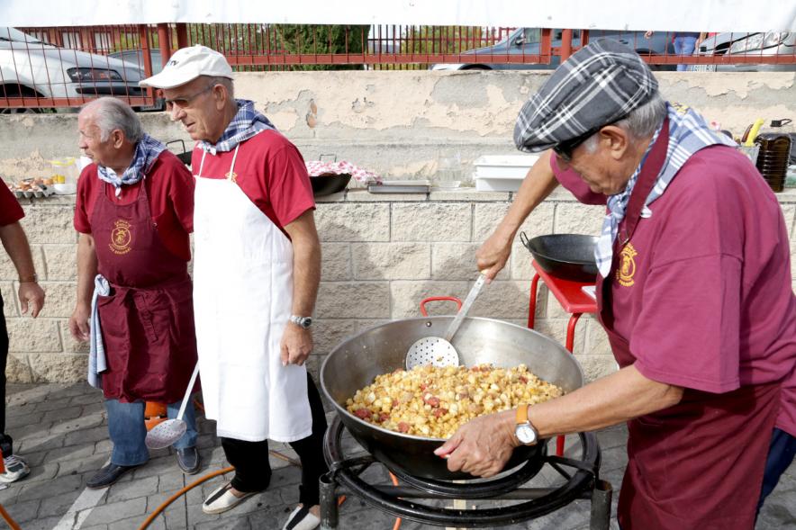 Pisada de la Uva en la Fiesta de la Vendimia de la Casa de Castilla La Mancha - Preparación de las migas.