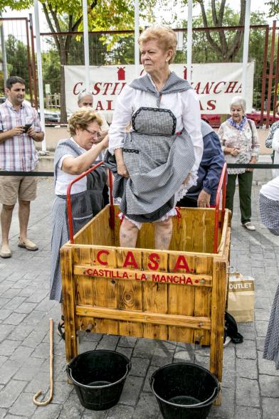 Fiesta de la Vendimia y Reparto de Migas Casa de Castilla la Mancha 2017 - Pisadora de uvas.