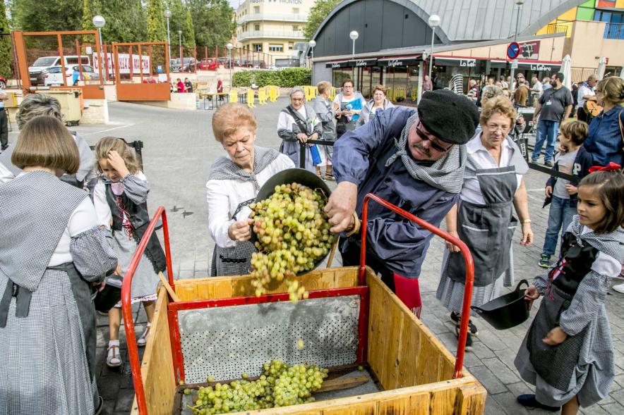 Fiesta de la Vendimia y Reparto de Migas Casa de Castilla la Mancha 2017 -  Preparando para pisar las uvas.