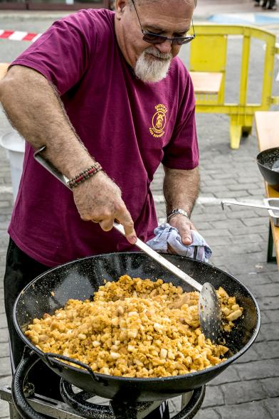 Fiesta de la Vendimia y Reparto de Migas Casa de Castilla la Mancha 2017 - Preparación de las  migas.