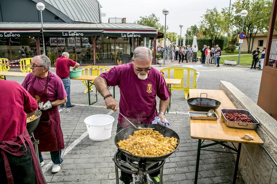 Fiesta de la Vendimia y Reparto de Migas Casa de Castilla la Mancha 2017 - Preparación de las  migas.