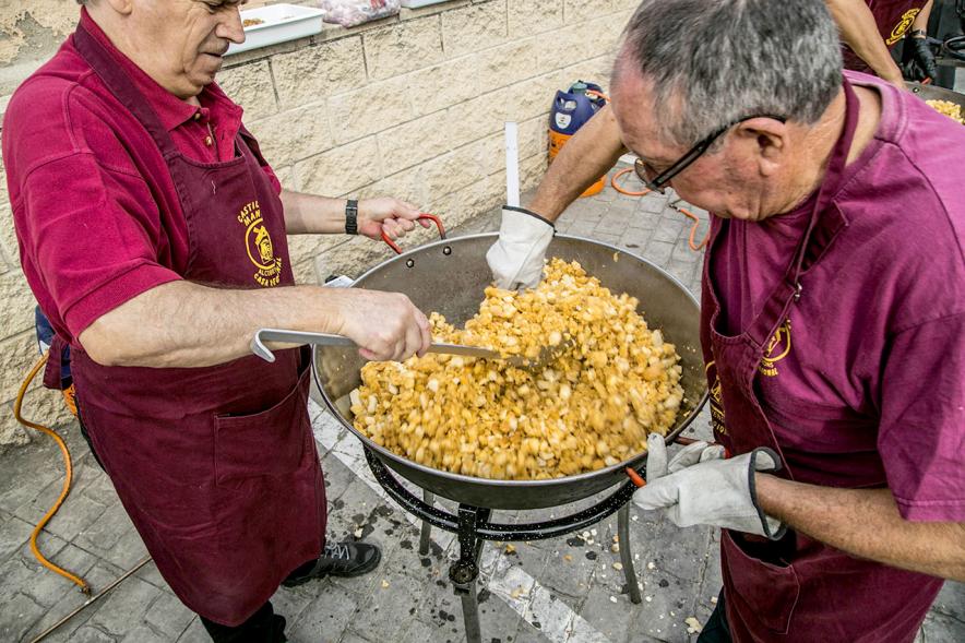 Fiesta de la Vendimia y Reparto de Migas Casa de Castilla la Mancha 2017 - Preparación de las  migas.