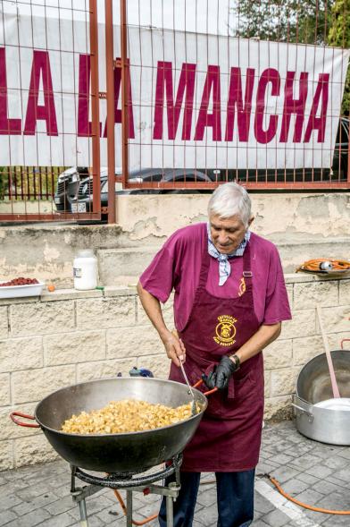 Fiesta de la Vendimia y Reparto de Migas Casa de Castilla la Mancha 2017 - Preparación de las  migas.