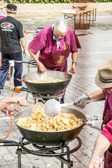 Fiesta de la Vendimia y Reparto de Migas Casa de Castilla la Mancha 2017 - Preparación de las  migas.
