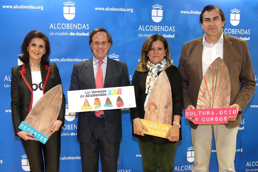 Presentación de los Veranos de Alcobendas - Imagen de las autoridades municipales rpromocionando la campaña.
