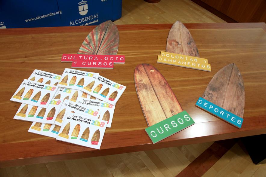 Presentación de los Veranos de Alcobendas - Primer plano de los folletos y los dipticos.
