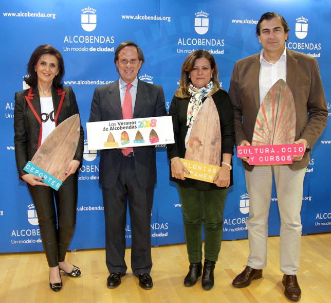 Presentación de los Veranos de Alcobendas - Imagen de las autoridades con los carteles de promoción.
