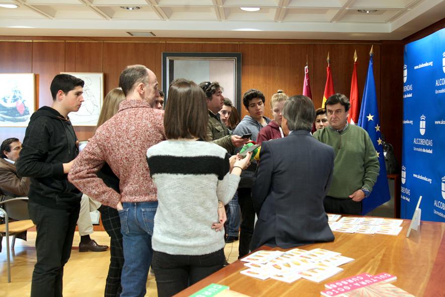 Presentación de los Veranos de Alcobendas - Imagen del alcalde con los jovenes participantes.