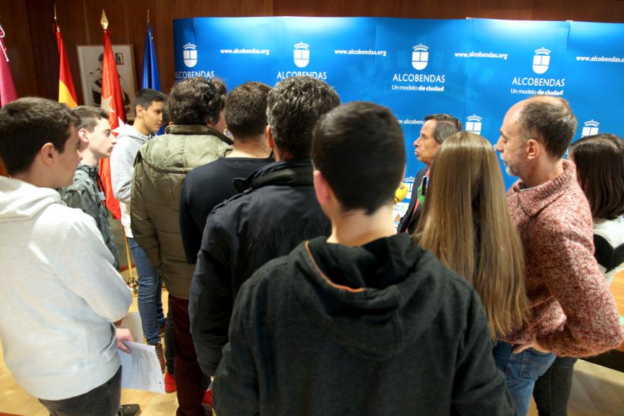 Presentación de los Veranos de Alcobendas - Imagen del alcalde con los jóvenes participantes.
