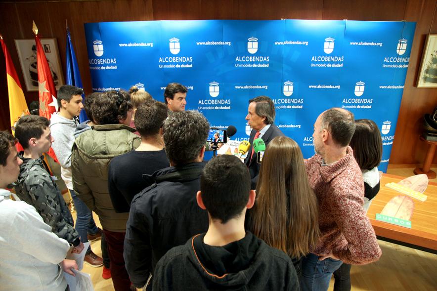 Presentación de los Veranos de Alcobendas - Imagen del alcalde con los jóvenes participantes.