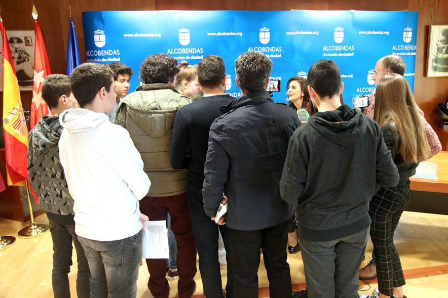 Presentación de los Veranos de Alcobendas - Imagen de la concejal  con los jóvenes participantes.