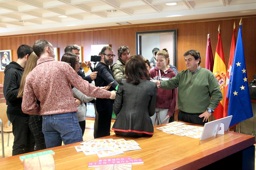 Presentación de los Veranos de Alcobendas - Imagen de los responsables con la concejal.