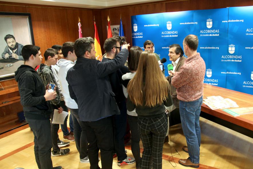 Presentación de los Veranos de Alcobendas - Imagen de los participantes entrevistando al concejal.