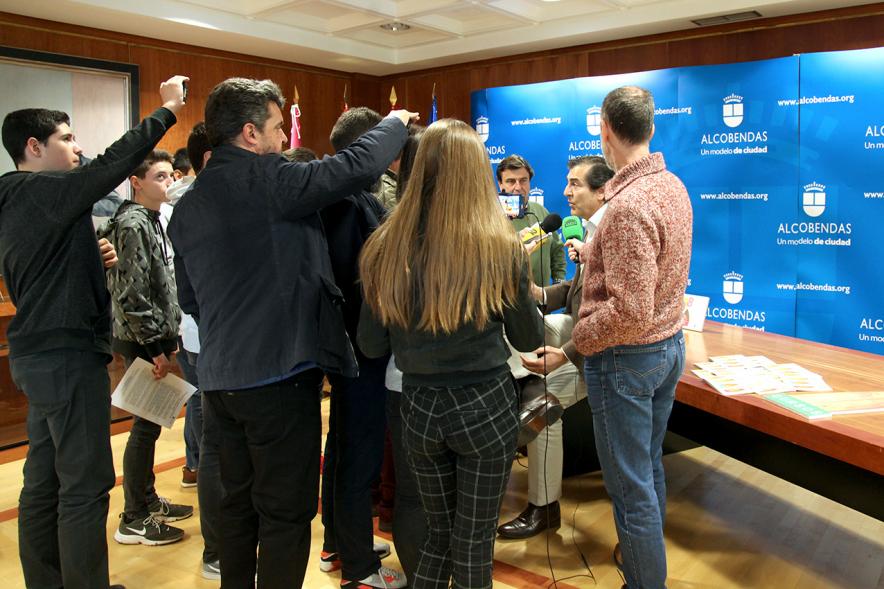Presentación de los Veranos de Alcobendas - Imagen de los participantes entrevistando al concejal.