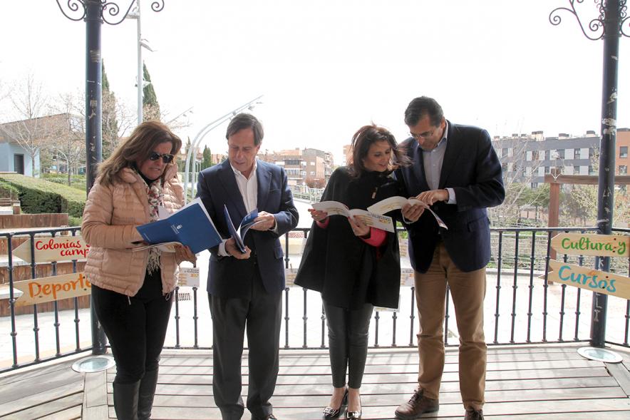 Presentación de los Veranos de Alcobendas 2017 - El alcalde y los concejales.