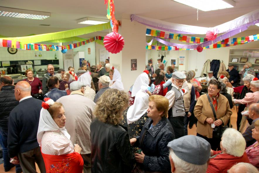 Asistentes durante el cocktail