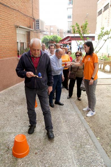 Participantes jugando juegos al aire libre