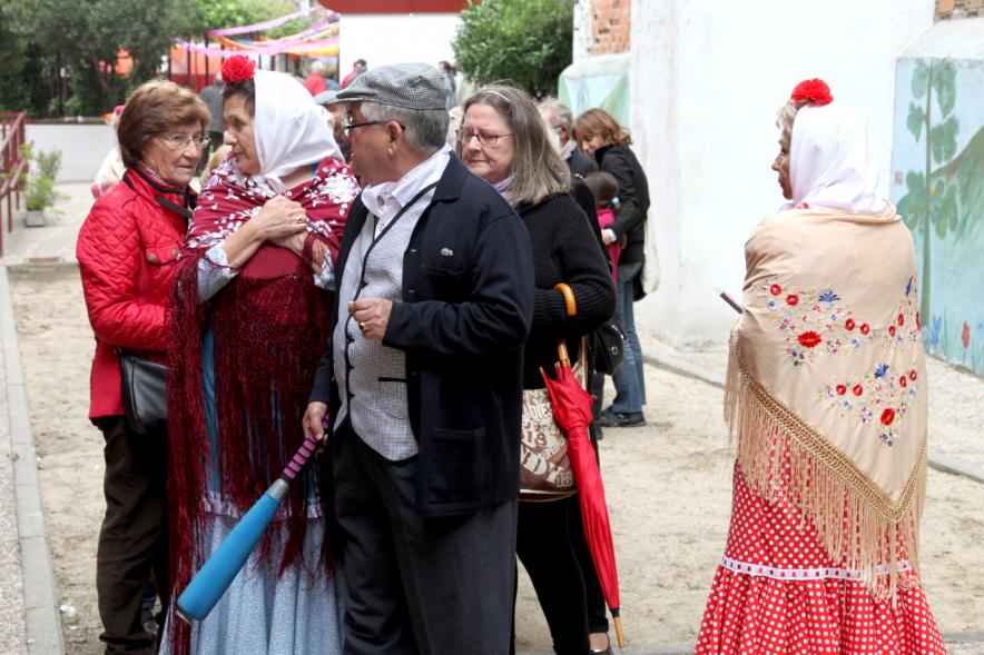 Participantes con traje típico