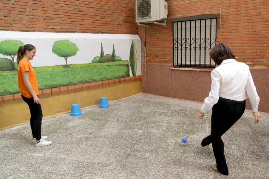 Participantes jugando juegos al aire libre