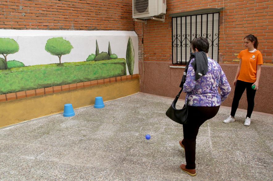 Participantes jugando juegos al aire libre
