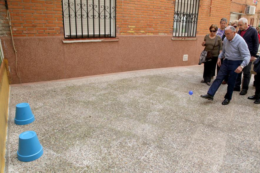 Participantes jugando juegos al aire libre