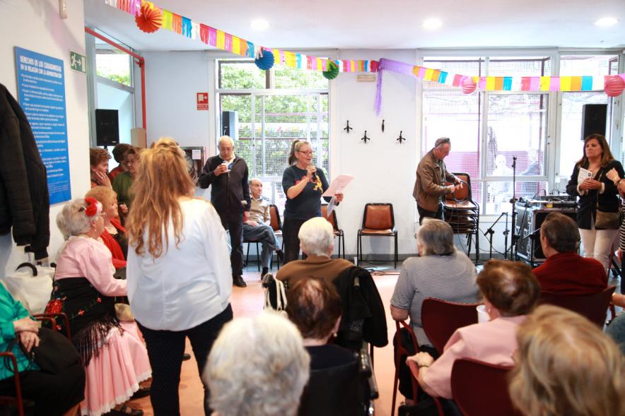 Asistentes al evento durante la presentación