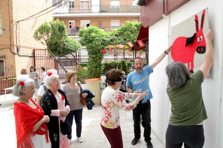 Participantes jugando juegos al aire libre