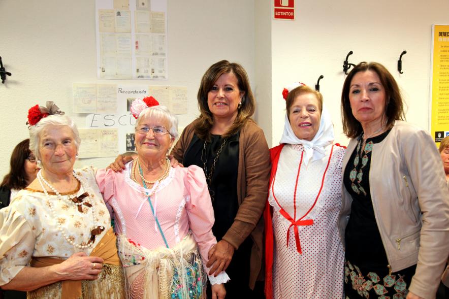 Miembros del consistorio posando con asistentes