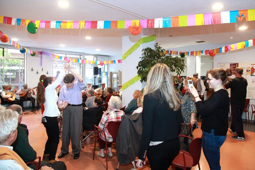 Público participante bailando