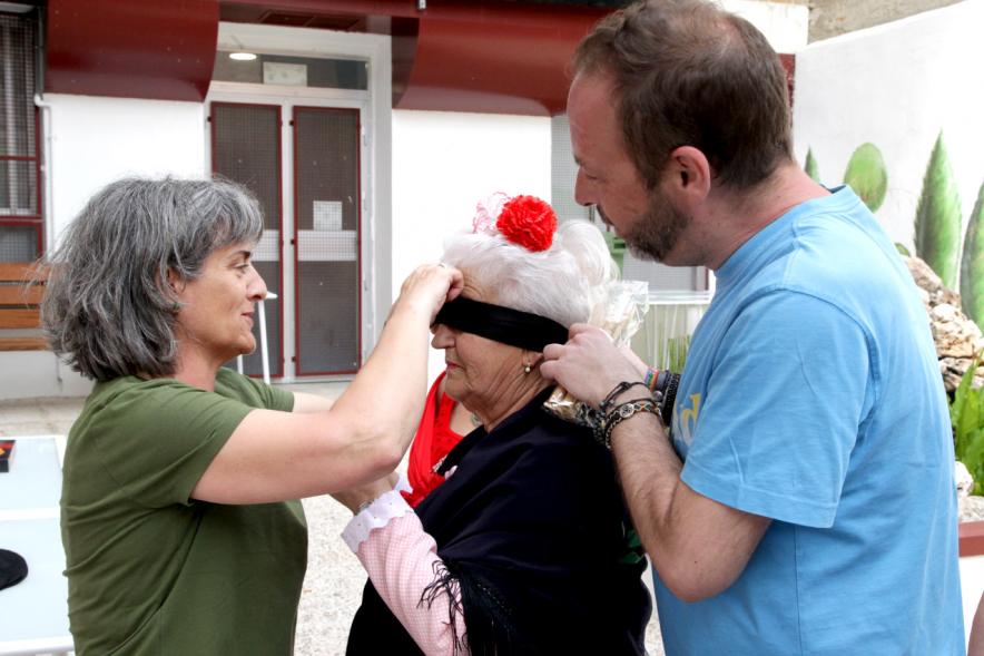 Participantes jugando juegos al aire libre
