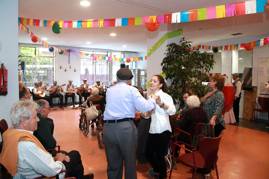 Personas mayores bailando