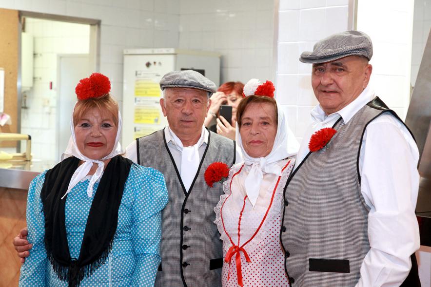 Participantes vestidos con trajes típicos