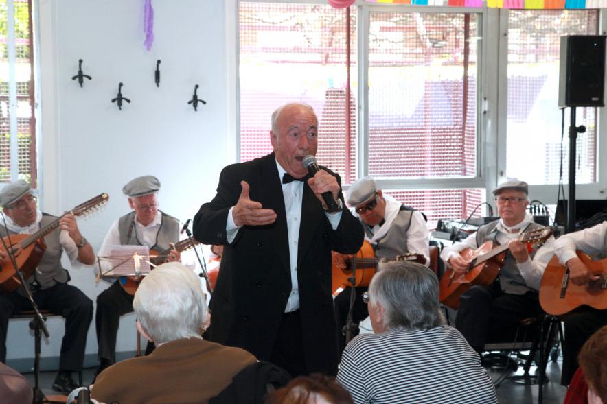 Cantante durante la actuación