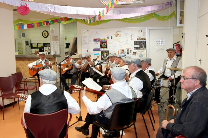 Chulapos tocando las guitarras