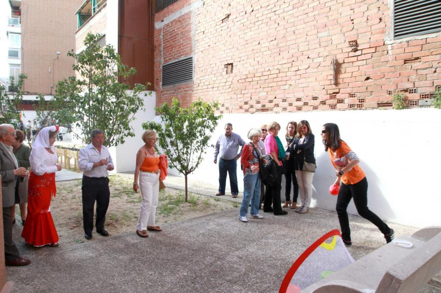 Participantes jugando juegos al aire libre