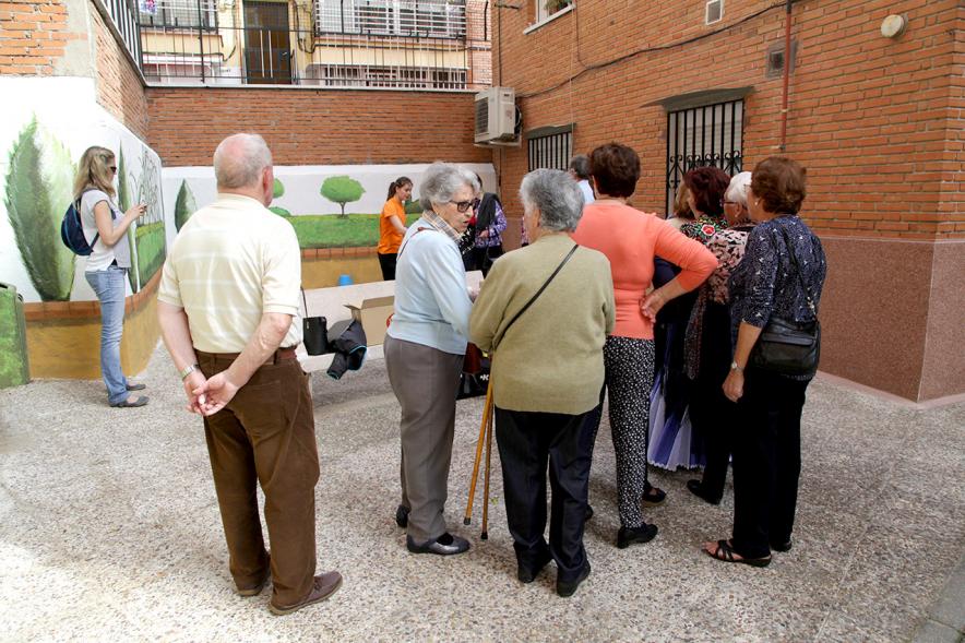 Participantes jugando juegos al aire libre