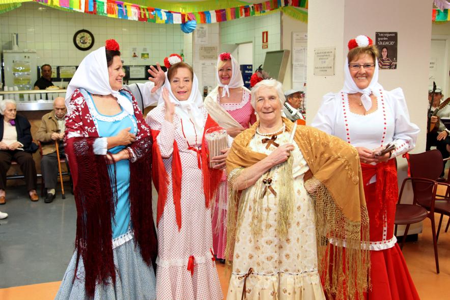 Asistentes con traje típico de chulapas