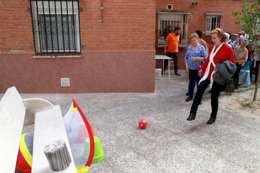 Participantes jugando juegos al aire libre