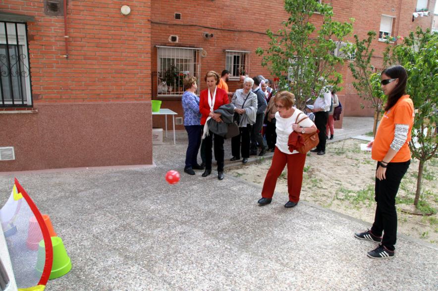 Participantes jugando juegos al aire libre